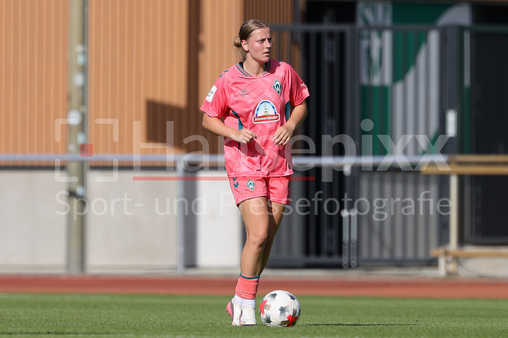 Fussball, Testspiel Frauen, SV Werder Bremen - VfL Wolfsburg | Sarah Gutmann (SV Werder Bremen, 27) am Ball, Freisteller, Einzelbild, Ganzkörper, Aktion, Action, Spielszene