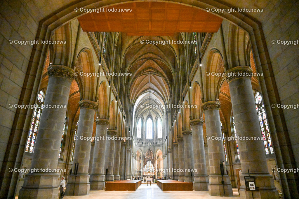 Mariendom_Linzer Dom_ 27.09.2023-4 | 27.09.2023, Domplatz Linz, AUT, Mariendom, Neuer Dom, im Bild Mariendom, Neuer Dom, innen, Kirchenschiff, Altar