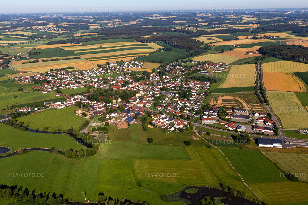Luftbild:  in Gerzen im Bundesland Bayern in Deutschland. – Foto: IMG_132994.jpg vom 03.07.2022 durch Werner Riehm/FLY-FOTO.de – Auflösung des Originals: 5472 x 3648 px – Aktuelles - Verwaltungsgemeinschaft