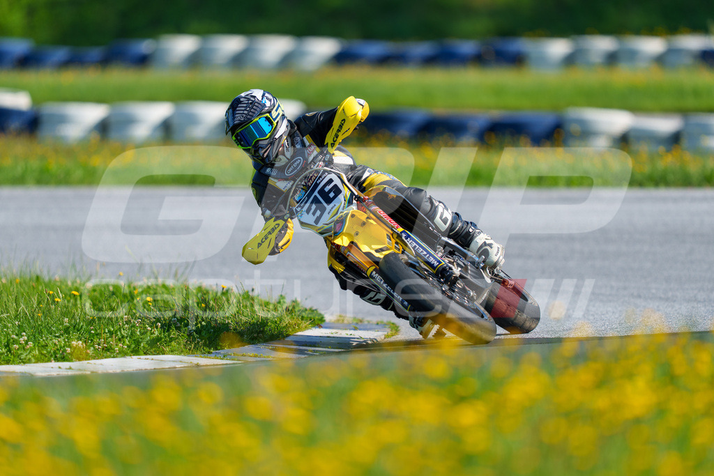 SuperMoto_Staatsmeisterschaft_Greinbach_120 | GRIPcapture steht für authentische Sportfotografie in Österreich – für Momente, die mehr sind als Geschwindigkeit oder Ergebnis. Es geht um Emotion, Spannung, Fokus und den Augenblick, der oft nur einen Wimpernschlag dauert.Ob Motorsport, Teamsport oder 