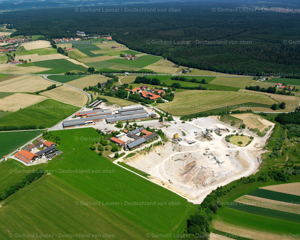2600519 | ENDFELLN 09.06.2006 Landwirtschaftliche Nutzflächen und Feldgrenzen  umsäumen das Siedlungsgebiet des Dorfes in Endfelln im Bundesland Bayern, Deutschland // Agricultural land and field boundaries surround the settlement area of the village  in Endfelln in the state Bavaria, Germany Foto: Gerhard Launer