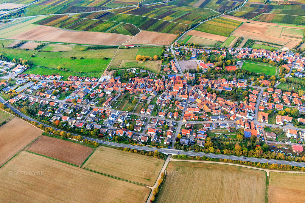Luftbild: Ortsansicht von Süden an der B427 im Ortsteil Kapellen in Kapellen-Drusweiler im Bundesland Rheinland-Pfalz in Deutschland. Foto: IMG_123490.jpg vom 19.10.2020 durch Werner Riehm/FLY-FOTO.de