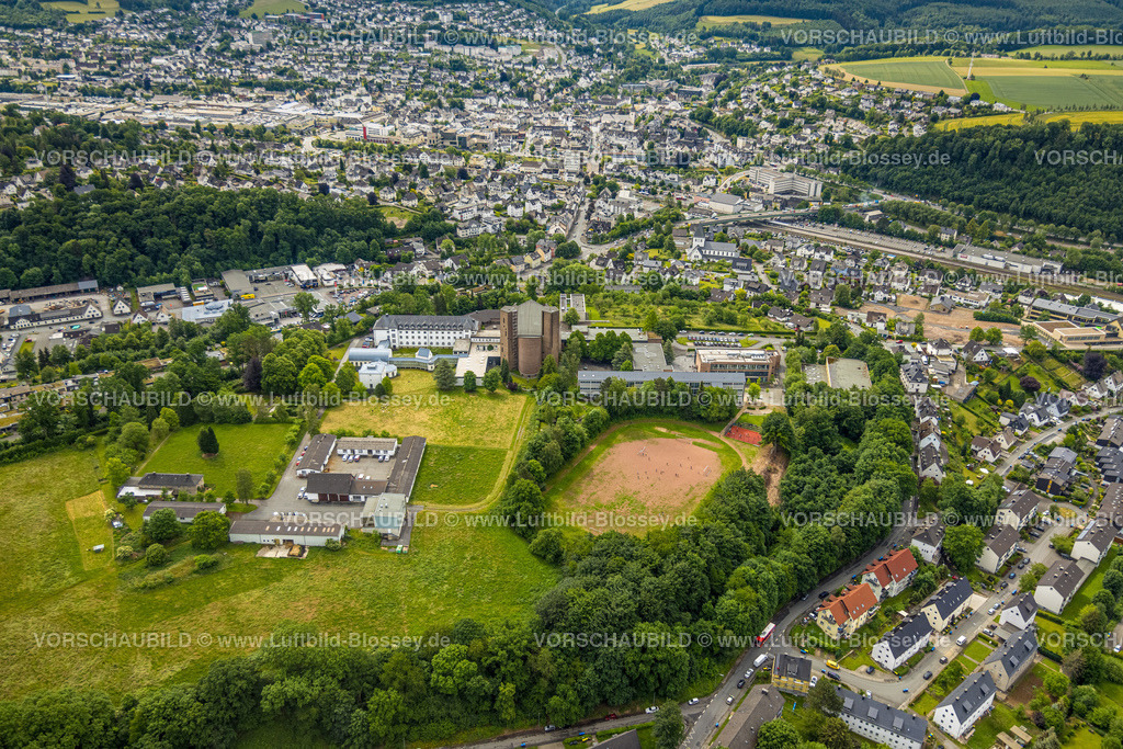 Meschede220600909 | Luftbild, Abtei Königsmünster und Gymnasium der Benediktiner, fußballspielende Kinder auf dem Sportplatz, Meschede-Stadt, Meschede, Sauerland, Nordrhein-Westfalen, Deutschland