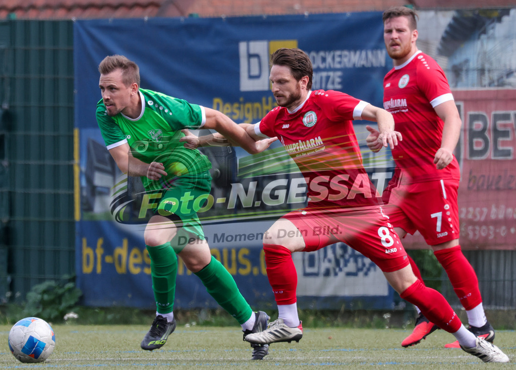 Bünder SV - TV Elverdissen | Auf dem Bild zu sehen: rot Bünder SV: Denis Müller ; grün TV Elverdissen: Pascal Widdecke Bünder SV, TV Elverdissen, Saison 26/27, Kreisliga A, Bünde, Deutschland - Realisiert mit Pictrs.com