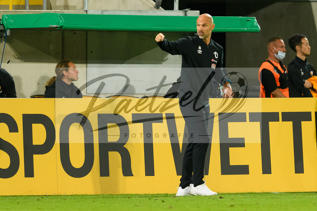DREPAD20210806_179 | Fussball, Herren: Trainer Alexander Schmidt (SG Dynamo Dresden) gestikuliert beim Spiel der 1. Runde im DFB-Pokal zwischen SG Dynamo Dresden und SC Paderborn 07 im Rudolf-Harbig-Stadion am 06.08.2021 in Dresden, Deutschland.DFB / DFL REGULATIONS PROHIBIT ANY USE OF PHOTOGRAPHS AS IMAGE SEQUENCES AND/OR QUASI-VIDEO. - Realisiert mit Pictrs.com