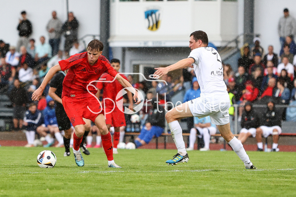 SSV Dillingen - FC Bayern Amateure | im Duell Jonathan Asp JENSEN (FCB #10) und Michael HILDMANN (SSV #3)