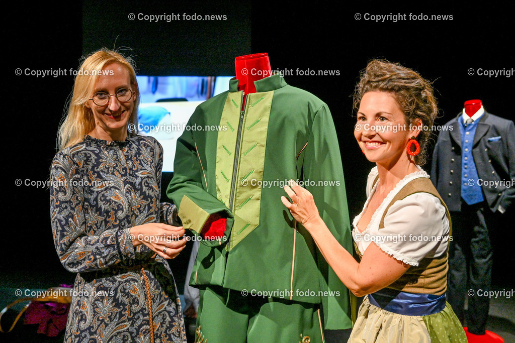 Schloss Linz_ Praesentation Oberoesterreicher Anzug_ 03.10.2023_-26 | 03.10.2023, Schlossmuseum Linz, AUT,  Praesentation Oberoesterreicher Anzug, im Bild Margot Nazzal (Leiterin der Kulturdirektion des Landes Ooe)