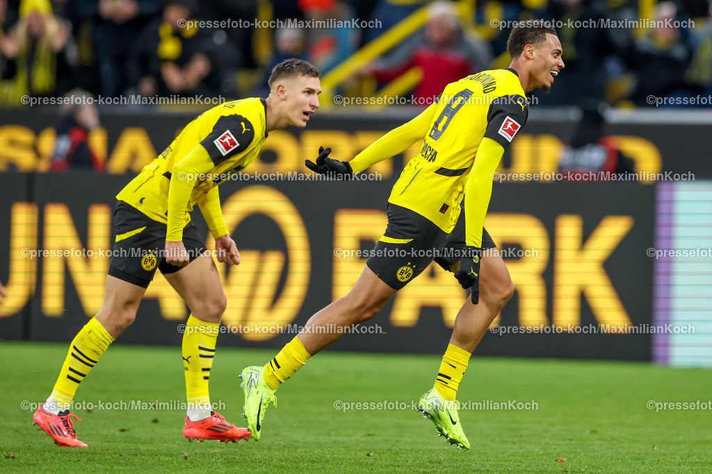 BVB23112401031 | 23.11.2024, Borussia Dortmund - SC Freiburg, 1. Fußball Bundesliga, 11. Spieltag, Signal Iduna Park, Saison 2024 2025: Torjubel nach dem 2:0 durch Felix Nmecha (BVB #8) zusammen mit Ramy Bensebaini (BVB #5)DFB regulations prohibit any use of photographs as image sequences and or quasi-video.