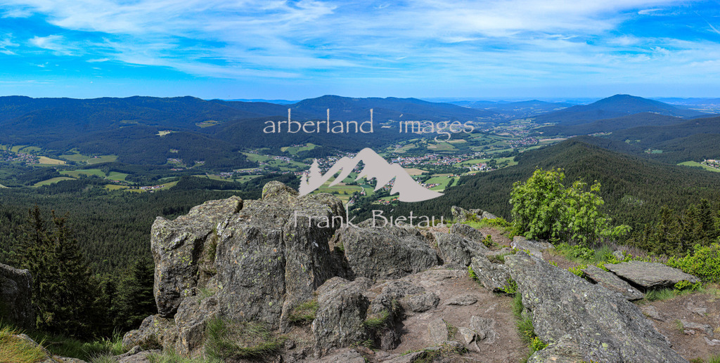 OE7A6418-Pano | Blick vom Osser in den Lamer Winkel.Der Osser ist wegen seines alpinen Charakters einer der schönsten Berge des Bayerischen Waldes.  Die beiden Gipfel (Gr0ßer Osser - 1.293 Meter und Kleiner Osser - 1.266 Meter) prägen die Kulisse des Lamer Winkels.