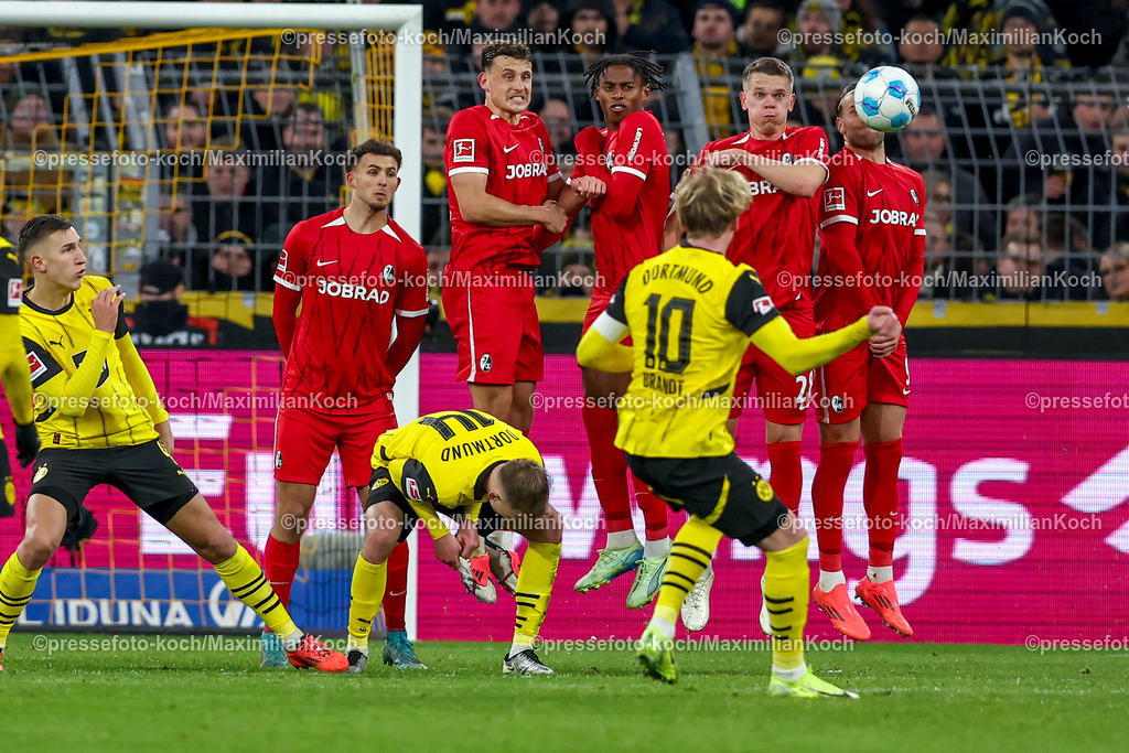 BVB23112401069 | 23.11.2024, Borussia Dortmund - SC Freiburg, 1. Fußball Bundesliga, 11. Spieltag, Signal Iduna Park, Saison 2024 2025: Julian Brandt (BVB #10) verwandelt den Freistoß über die Freiburger Mauer ins Tor zum 3:0. TorschussDFB regulations prohibit any use of photographs as image sequences and or quasi-video.