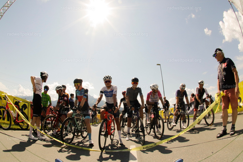 644_20230817_Bewerb_Maenner_Muehlanger | AUT - OESTERREICH, 2023-08-16: SPORT RENNRAD-FAHREN - 55. INTERNATIONALER RADWELTPOKAL IN ST. JOHANN IN TIROL  - Vintage-Radrennen mit WM-Bronze-Medaillen-Siegerin Christina Schweinberger, den Teilnehmer und Alexander Baumann (vom Orginastions-Team) - TAG 2 BEWERB MAENNER IN SECHS GRUPPEN  ; Foto: Roland Muehlanger
