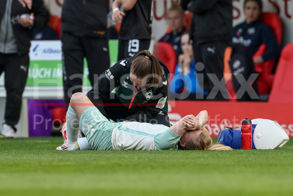 Fussball, Google Pixel Frauen-Bundesliga, SGS Essen - SV Werder Bremen | v.li.: Ricarda Walkling (SV Werder Bremen, 13) liegt verletzt am Boden, Verletzung, Schmerzen, schmerzverzerrtes Gesicht, wird verletzt behandelt, Verletzung, Schmerzen, schmerzverzerrtes Gesicht, DIE DFB-RICHTLINIEN UNTERSAGEN JEGLICHE NUTZUNG VON FOTOS ALS SEQUENZBILDER UND/ODER VIDEOÄHNLICHE FOTOSTRECKEN. DFB REGULATIONS PROHIBIT ANY USE OF PHOTOGRAPHS AS IMAGE SEQUENCES AND/OR QUASI-VIDEO.