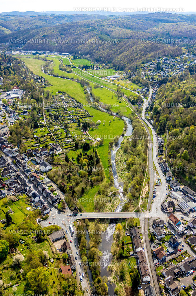 Arnsberg260402611 | Luftbild, Straßenkreuzng Jägerstraße mit Jägerbrücke und Trafohaus, Tunneleinfahrt, Bundesstraße B229, Fluss Ruhr und Ruhraue mit Arnsberger Wald, Arnsberg, Sauerland, Nordrhein-Westfalen, Deutschland