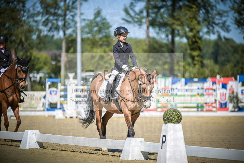 DOS_7562 | Entdecke hochwertige Reitturnierfotos von Foto Oger. Professionell, emotional und authentisch – jetzt Lieblingsmomente im Shop bestellen.Deutschlandweite Turnierfotografie. - Realisiert mit Pictrs.com