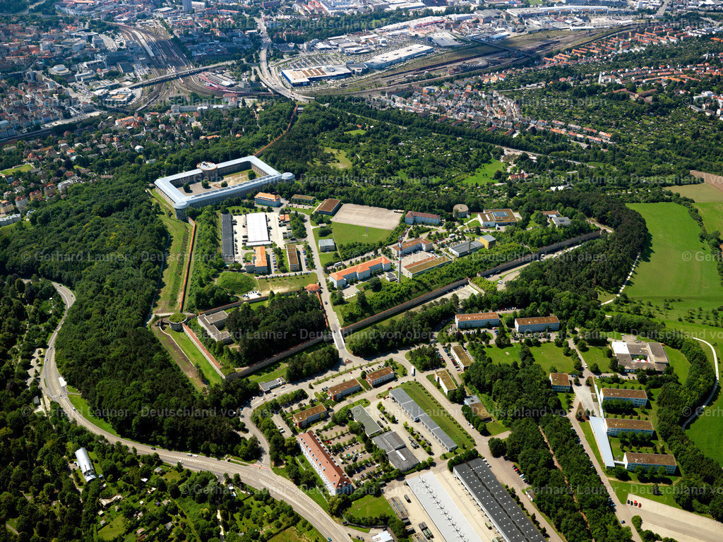 2858917 | Die Bundesfestung Ulm  und Neu-Ulm war eine von fünf deutschen Bundesfestungen, die durch den Deutschen Bund finanziert- und, wie auch zahlreiche Landesfestungen, im 19. Jahrhundert aus- oder neu gebau wurden.