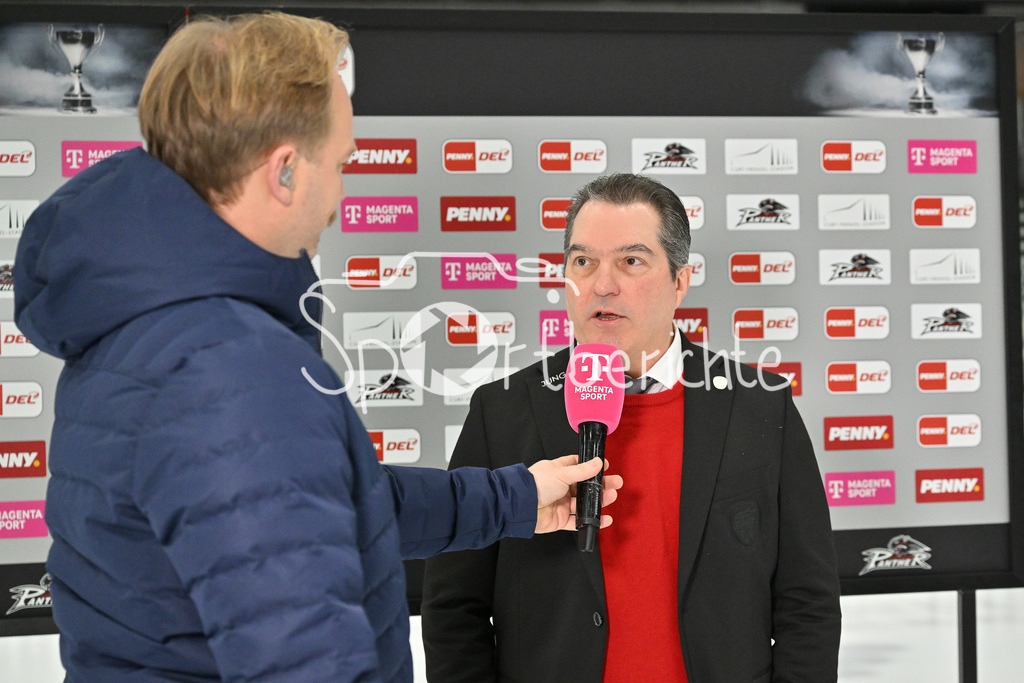 Augsburger Panther - Straubing Tigers | Larry MITCHELL Headcoach Augsburger Panther gibt vor der Partie ein Interview bei MagentaSport / DEL: Augsburger Panther - Straubing Tigers, Curt Frenzel Stadion am 29.11.2024