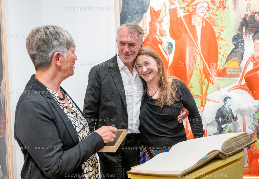 Neo-rauch-Ausstellung-museum-bensheim-art-2024031_Fotografie_Thomas_Neu | 6.7.2024, bbe, Museum Bensheim, Ausstellung Neo Rauch "im Papiergrund", zusammen mit seiner Ehefrau Rosa Loiy trug sich Neo Rauch in das goldene Buch der Stadt Bensheim ein, links Bürgermeisterin Christine Klein,, Bild: Thomas Neu