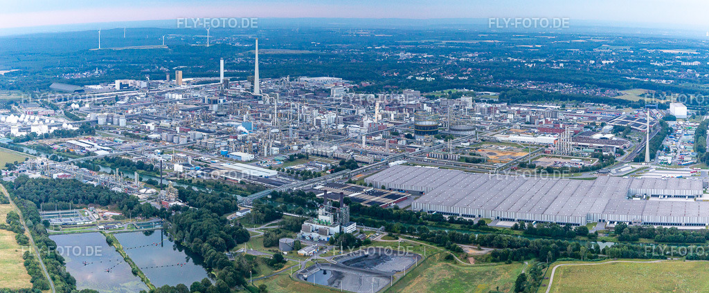 Gebäude und Produktionshallen auf dem Werksgelände des Chemieproduzenten Chemiepark Marl an der Paul-Baumann Straße | Luftbild: Gebäude und Produktionshallen auf dem Werksgelände des Chemieproduzenten Chemiepark Marl an der Paul-Baumann Straße im Ortsteil Chemiezone in Marl im Bundesland Nordrhein-Westfalen in Deutschland. Foto: IMG_008302.jpg vom 19.07.2020 durch Werner Riehm/FLY-FOTO.de - Realisiert mit Pictrs.com