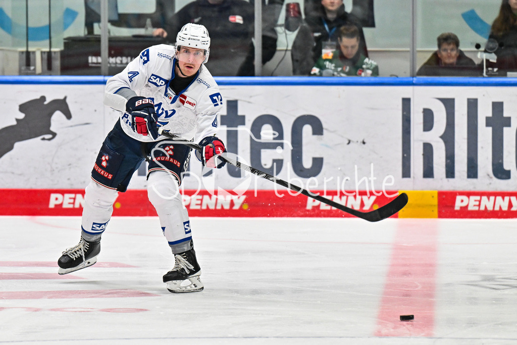 Augsburger Panther - Adler Mannheim | AUGSBURG, GERMANY - 28. DECEMBER: am Puck Dan RENOUF (Adler Mannheim 4) / Einzelfoto / Freisteller während dem Match zwischen den Augsburger Panthern und den Adler Mannehim am 33. Spieltag der Penny DEL im Curt Frenzel Stadion