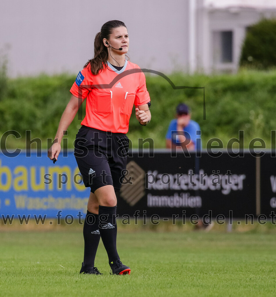 2023-07-29_022_FC_Moosinning_gegen_TuS_Raubling | Moosinning, Deutschland, 29.07.2023:
Fußball, Bezirksliga Oberbayern Ost 2023 / 2024, 1. Spieltag, FC Moosinning gegen TuS Raubling, Endergebnis: 0:7

Schiedsrichter Ariane Fichtl

Foto: Christian Riedel / fotografie-riedel.net