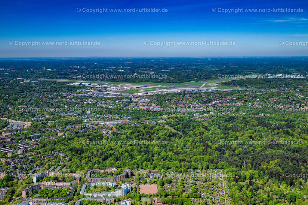 Hamburg_Fuhlsbüttel_Flughafen_ELS_4014010525 | HAMBURG 01.05.2025 Abfertigungs- Gebäude und Terminals auf dem Gelände des Flughafen " Hamburg Airport Helmut Schmidt "(ICAO-Code EDDH)im Ortsteil Fuhlsbüttel in Hamburg, Deutschland. Weiterführende Informationen bei: Drees & Sommer SE,  Flughafen Hamburg GmbH,  IDEA Architekten GbR,  Weber Poll Ingenieurbüro für Bauwesen GbR. // Dispatch building and terminals on the premises of the airport " Hamburg Airport Helmut Schmidt "(ICAO-Code EDDH) in the district Fuhlsbuettel in Hamburg, Germany. Further information at: Drees & Sommer SE,  Flughafen Hamburg GmbH,  IDEA Architekten GbR,  Weber Poll Ingenieurbuero fuer Bauwesen GbR. Foto: Martin Elsen