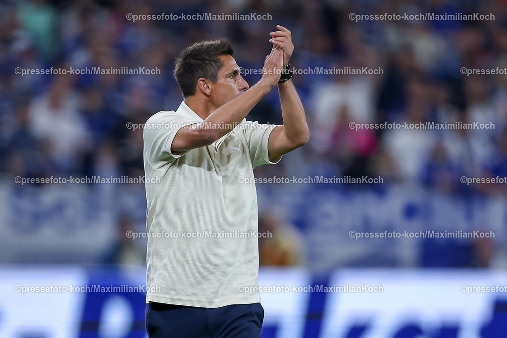 S0413092501067 | 13.09.2025, Fußball, FC Schalke 04 - Holstein Kiel, 5.Spieltag, 2. Fußball Bundesliga, Veltins-Arena Gelsenkirchen, Saison 2025 2026: Cheftrainer Marcel Rapp (Holstein Kiel)  gestikulierend am Spielfeldrand DFB regulations prohibit any use of photographs as image sequences and or quasi-video.