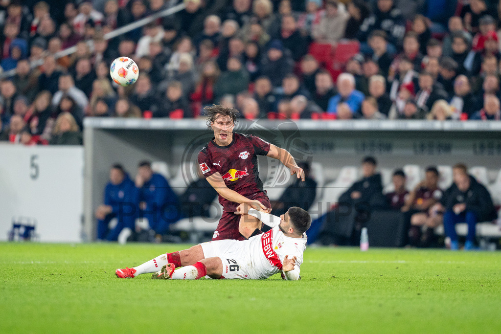 VfB Stuttgart vs. RB Leipzig, Fussball, 1. Bundesliga, 26. Spieltag, 15.03.2026 | Deniz Undav (VfB Stuttgart, #26) gegen Willi Orban (RB Leipzig, #04),VfB Stuttgart vs. RB Leipzig, Fussball, 1. Bundesliga, 26. Spieltag, 15.03.2026Foto: photosbyphips/Philip Ziegler