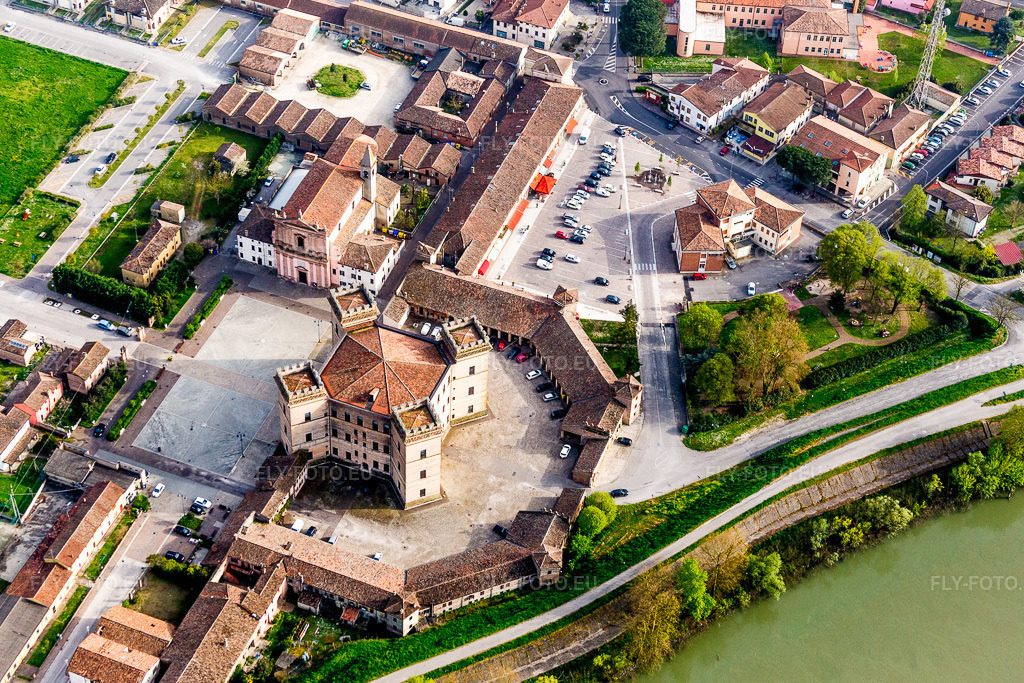 Vue aérienne: Les quatre tours du château de Robinie / Castello di Mesola Delizia Estense sur les rives du Pô en Émilie-Romagne à Mesola dans le département Ferrara, Italie. Photo: IMG_087302.jpg prise le 05/04/2016 par Werner Riehm/FLY-FOTO.eu – Résolution de l'original: 4818 x 3212 px