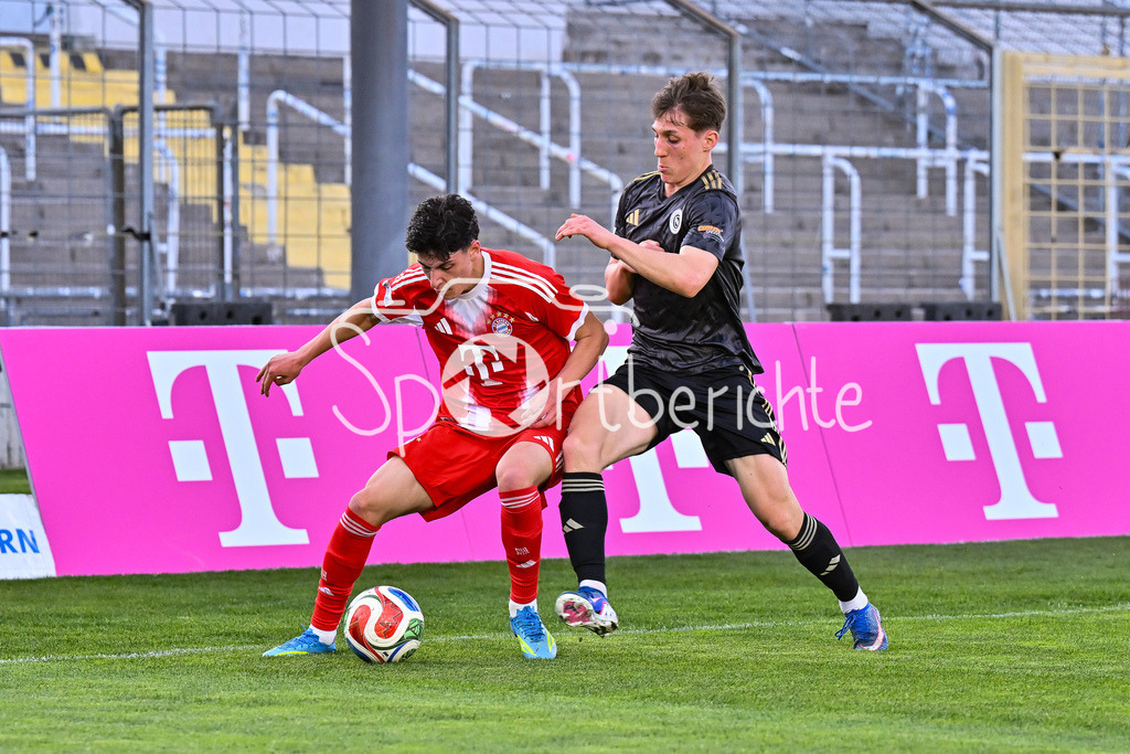 FC Bayern Amateure - SpVgg Ansbach | MUNICH, GERMANY - 17. APRIL: im Duell Deniz OFLI (FC Bayern München II 3) und Lus ALTHAUS (SpVgg Ansbach 18) während dem Match zwischen den Amateuren des FC Bayern München und der SpVgg Ansbach am 29. Spieltag der Regionalliga Bayern im Grünwalder Stadion