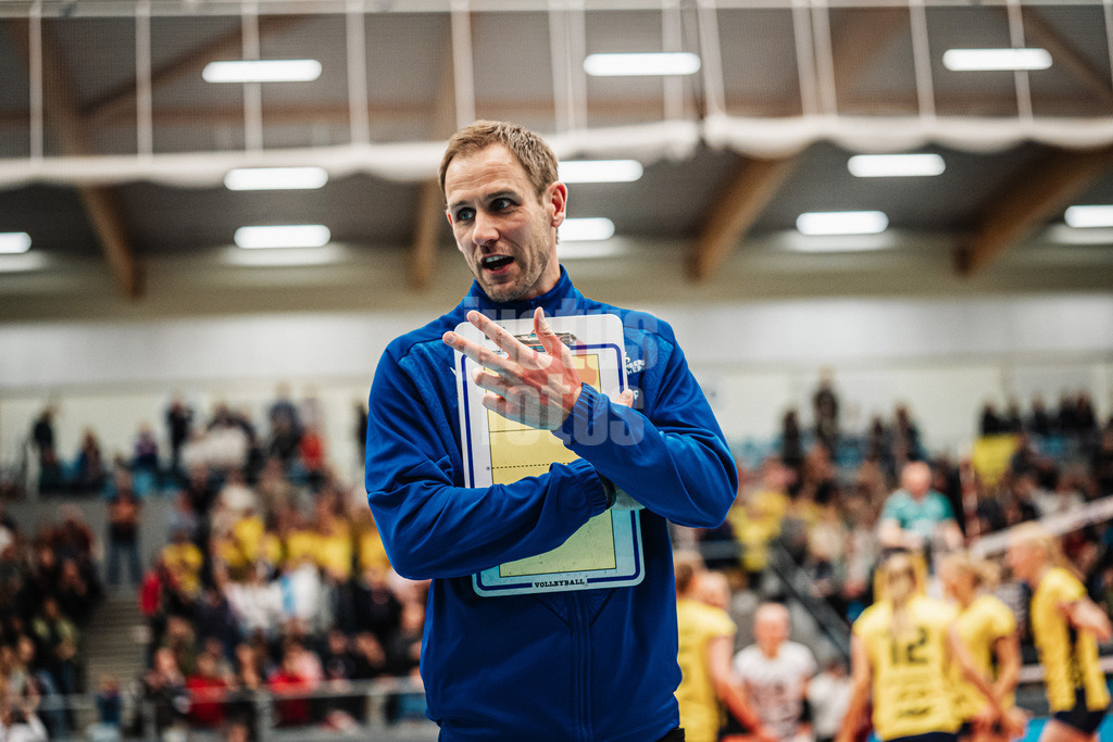Volleyball | Frauen | Saison 2025/2026 | Volleyball Bundesliga | ETV Hamburger Volksbank Volleys vs. SSC Palmberg Schwerin | 17.01.2026 | Trainer Felix Koslowski (SSC Palmberg Schwerin)