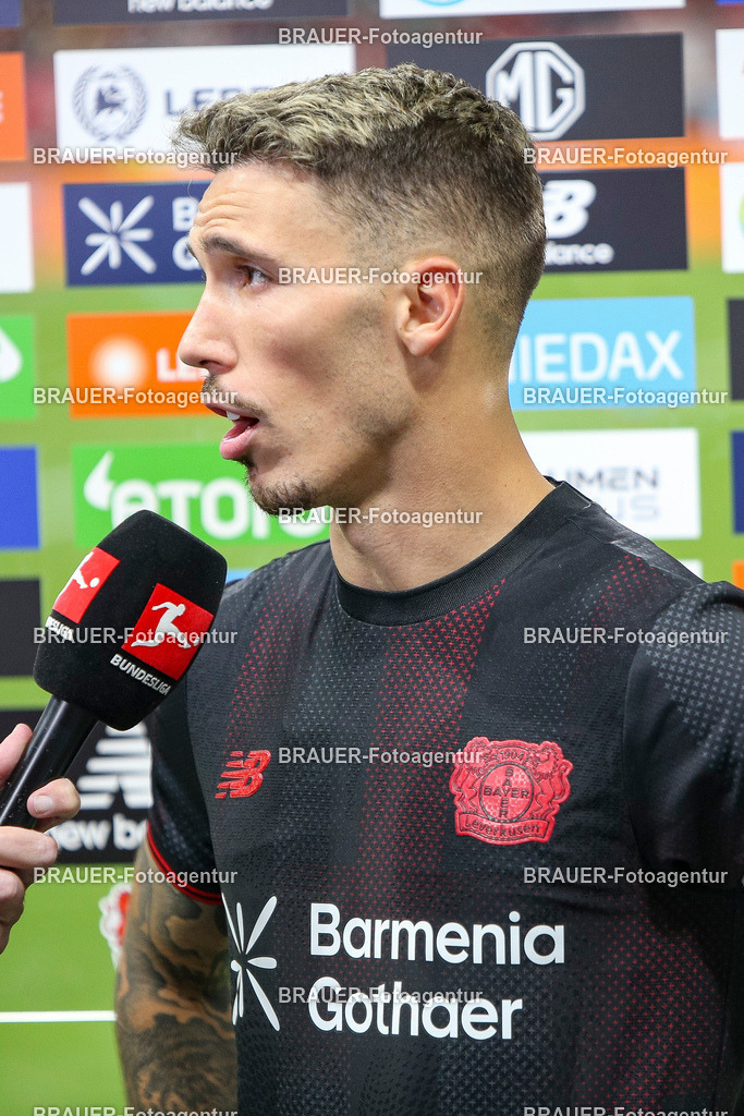 Bayer 04 Leverkusen vs Eintracht Frankfurt - Bundesliga  | Leverkusen, Deutschland, 12.09.25:   Alejandro Grimaldo (Bayer 04 Leverkusen) im Interview waehrend des Spiels der Bundesliga zwischen  Bayer 04 Leverkusen vs Eintracht Frankfurt in der BayArena(Foto von Brauer-Fotoagentur / Adrian Schlueter)