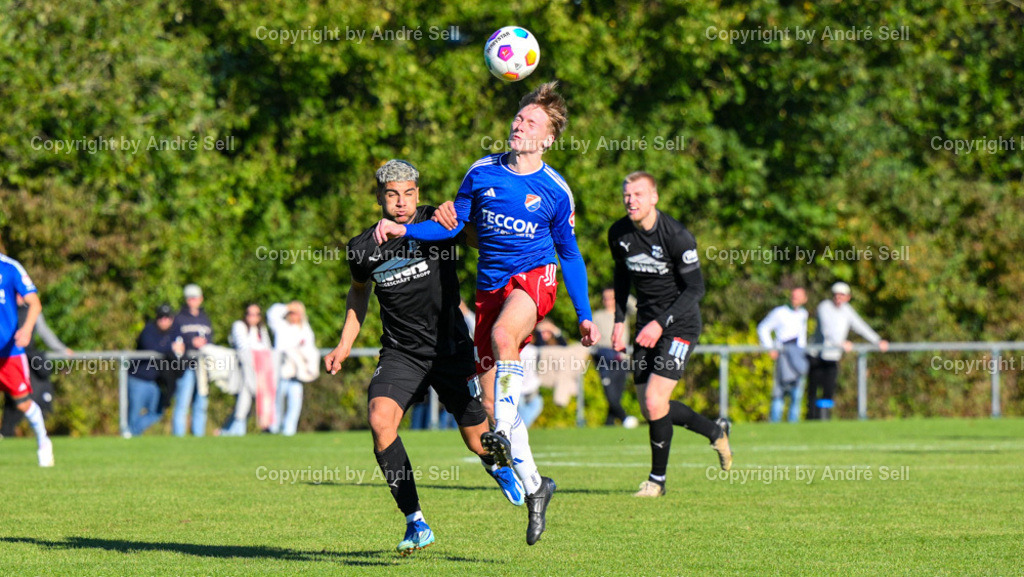 SpVg Eidertal Molfsee vs Eckernförder SV | Johannes Kristen (Molfsee #24) / Ömer Dagtekin (ESV #29) - Fußball-Oberliga Männer 2024/2025 / SpVg Eidertal Molfsee vs Eckernförder SV / Platz A / Molfsee / 03.10.24 - Realisiert mit Pictrs.com