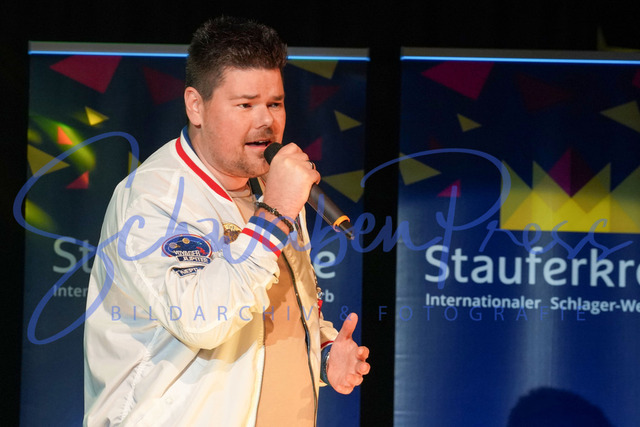 060424Ho1346 | Seventino -Stauferkrone 2024
Der internationale Schlagerwettbewerb Stauferkrone wird 2024 bereits zum fuenften Mal von Maitis Media ausgerichetet. 
Deutschland, Donzodrf, Stadthalle, 06.04.2024


