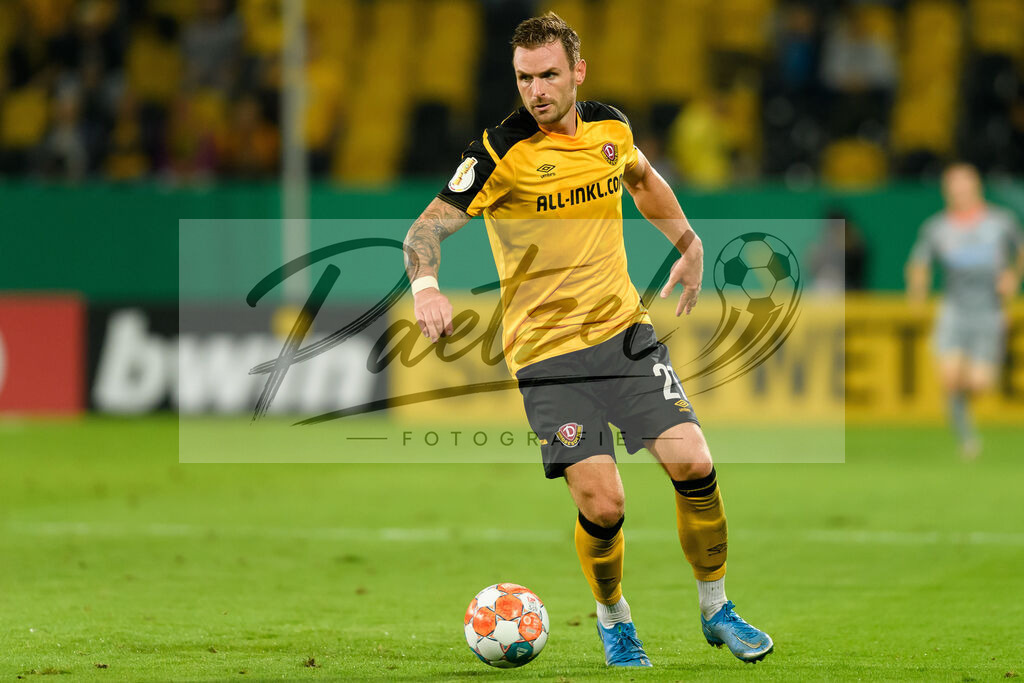 DREPAD20210806_156 | Fussball, Herren: Michael Sollbauer (SG Dynamo Dresden) in Aktion, am Ball, Einzelaktion beim Spiel der 1. Runde im DFB-Pokal zwischen SG Dynamo Dresden und SC Paderborn 07 im Rudolf-Harbig-Stadion am 06.08.2021 in Dresden, Deutschland.DFB / DFL REGULATIONS PROHIBIT ANY USE OF PHOTOGRAPHS AS IMAGE SEQUENCES AND/OR QUASI-VIDEO. - Realisiert mit Pictrs.com