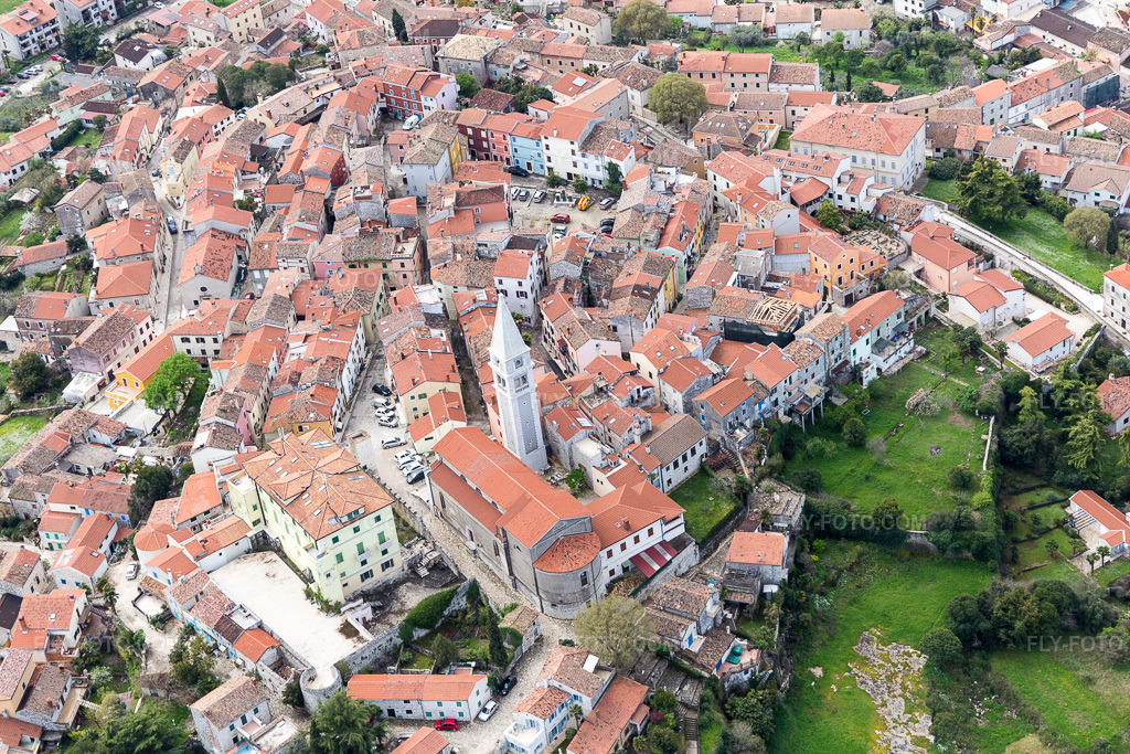 Aerial view: View of the town in Vrsar in the state Gespanschaft Istrien, Croatia. – Photo: IMG_105944.jpg taken on 04/13/2018 by Werner Riehm/FLY-FOTO.com – Resolution of the original: 5472 x 3648 px