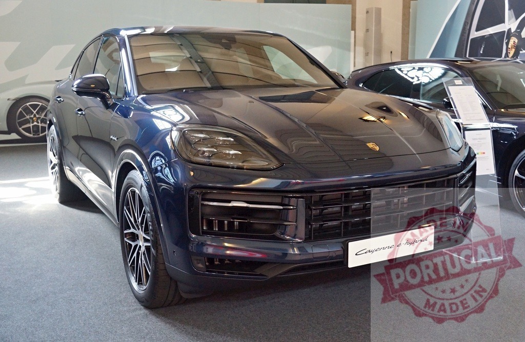 Porsche Cayenne E-Hybrid luxury SUV at exhibition | Dark blue Porsche Cayenne E-Hybrid luxury SUV on display - Realized with Pictrs.com