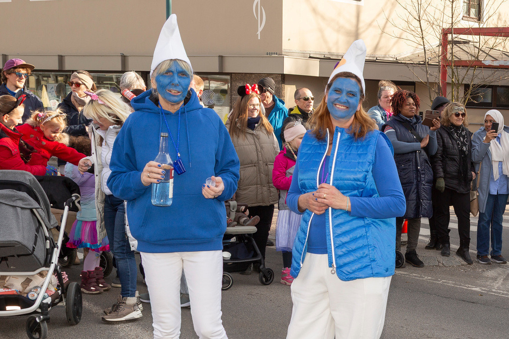 Umzug2025-153_9815 | Fotostrecke: FASCHINGSUMZUG 2025 in Loosdorf. 22 Masken(gruppen)-Teilnehmer: Loosdorfer Vereine, Wirtschaftstreibende, Gemeindeabordnungen sowie Kreditinstitute. rund 700 Besucher entlang der Hauptstrasse. Veranstaltungs-Sicherung durch Mannschaft der FF-Loosdorf mit schwerem Gerät. Maskenprämierung am EKZ-Platz durch Bgm. Thomas Vasku in den Kategorien: Bester Festwagen (Fa. gkonzept-Groissenberger; Beste Personengruppe-ASK-Loosdorf; Beste Einzelperson; Weiteste Anreise-FF Schollach;