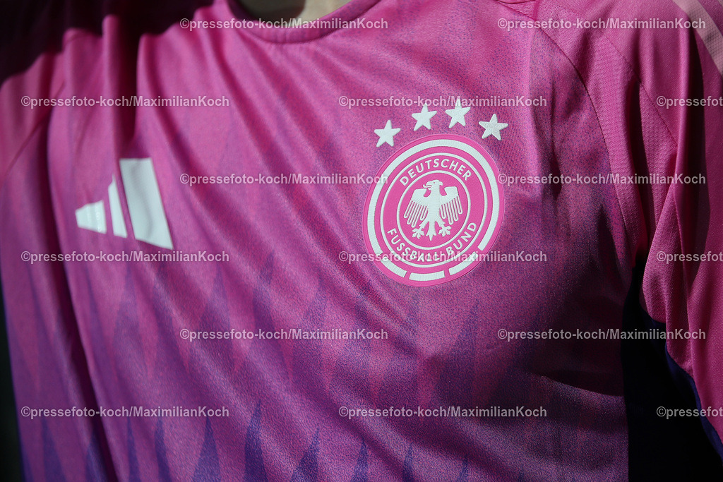 RWE23032402059 | 23.03.2024, Essen, Fußball, Nahaufnahme neues pinkes DFB Trikot Auswärtstrikot 2024