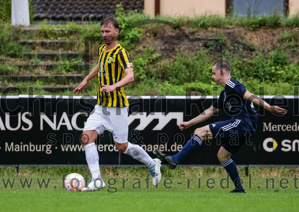 2023-07-29_089_FC_Moosinning_gegen_TuS_Raubling | Moosinning, Deutschland, 29.07.2023:
Fußball, Bezirksliga Oberbayern Ost 2023 / 2024, 1. Spieltag, FC Moosinning gegen TuS Raubling, Endergebnis: 0:7

Bastian Lanzinger (FC Moosinning, #6), Lorenz Jilg (TuS Raubling, #13)

Foto: Christian Riedel / fotografie-riedel.net