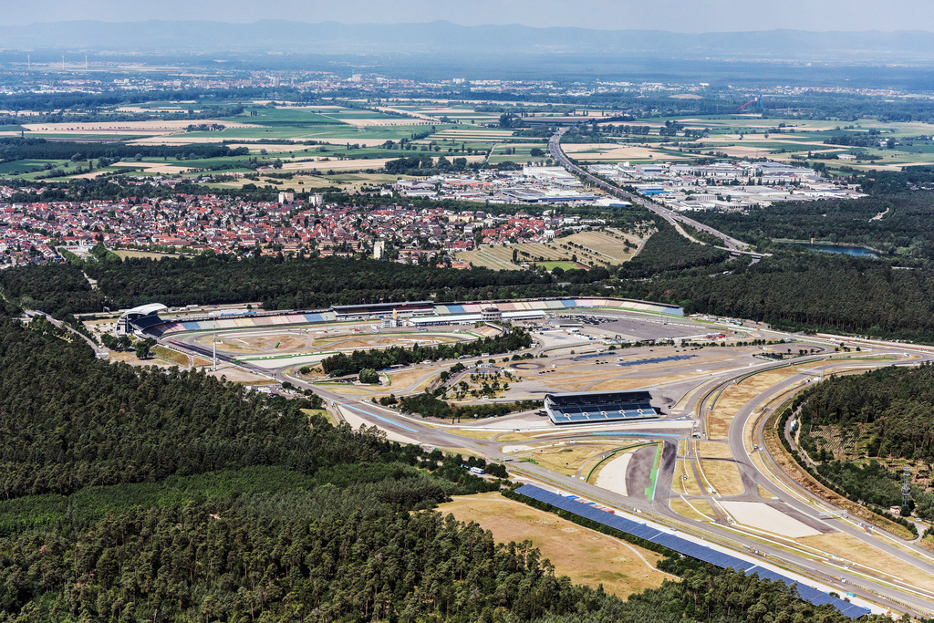 dr__0018777.jpg | HOCKENHEIM 04.07.2017 Rennstrecke der Rennbahn Hockenheimring Am Motodrom in Hockenheim im Bundesland Baden-Württemberg. // Racetrack racecourse in Hockenheim in the state Baden-Wuerttemberg. Foto: Daniel Reiter