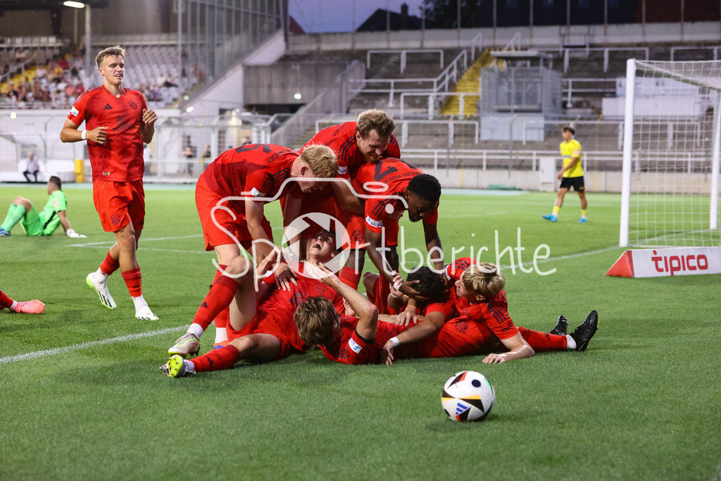 FC Bayern Amateure - SpVgg Bayreuth | Grenzenloser Jubel nach dem Treffer zum 4-2 durch Emirhan DEMIRCAN (FCB #11) / Freude / Happy / Tor / Torschuezte / Luca DENK (FCB #6)