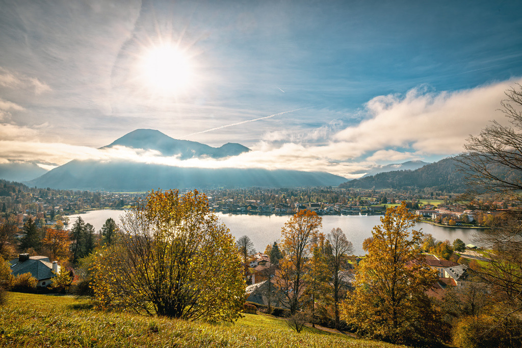 Herbstlicher Blick vom Leeberg auf den Tegernsee und den Wallberg | Das Bild zeigt einen Blick vom Leeberg über den herbstlichen Tegernsee in Oberbayern, Deutschland.Im Hintergrund erhebt sich markant der Wallberg (1.723 m) über der Gemeinde Rottach-Egern, der zu den bekanntesten Bergen der Bayerischen Voralpen gehört - Realisiert mit Pictrs.com