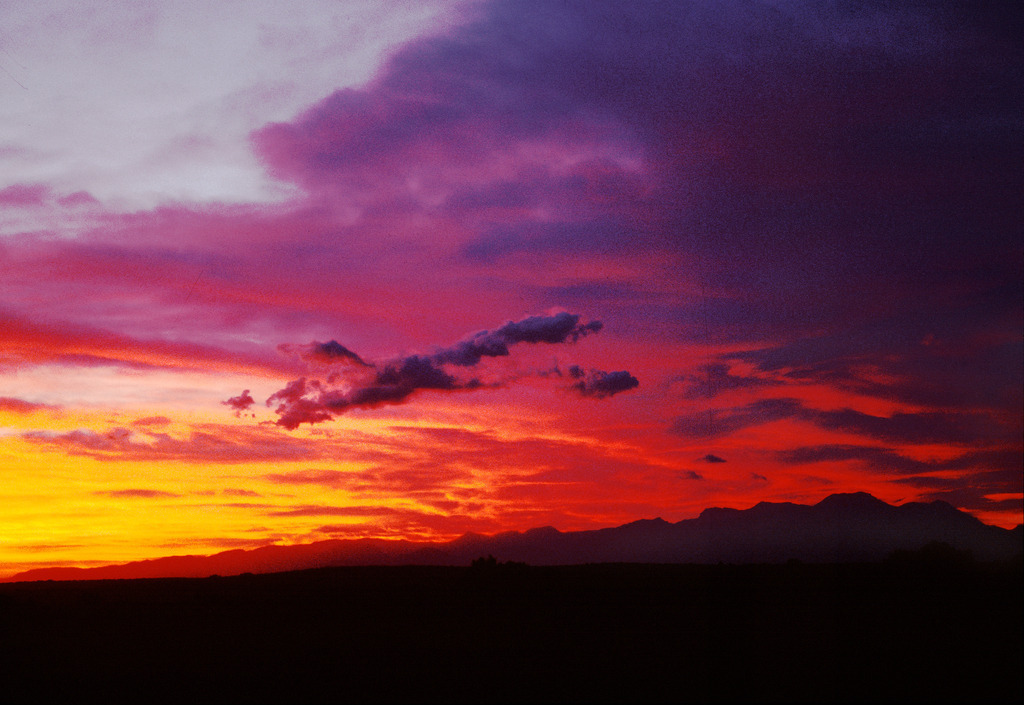 WolkenWort 40_Wolkenhund | Wolkenwort # 40
Sonnenuntergangsstimmung, Fuerteventura, Islas Canarias, Januar 2002
Fotoausstellung WOLKENWORTE, Oberbank Salzburg, Alter Markt 4, 30.5.-30.6.2006. Eine veranstaltung der Europagesellschaft, Salzburg