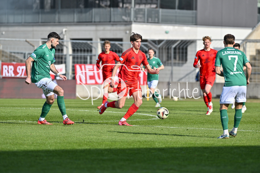 FC Bayern Amateure - 1. FC Schweinfurt 05 | im Duell Lucas ZELLER (FC SChweinfurt 6) und Guido DELLA ROVERE (FC Bayern München II #10) / Zweikampf / Regionalliga Bayern: FC Bayern Muenchen II - 1. FC Schweinfurt 1905, Gruenwalder Stadion am 22.02.2025