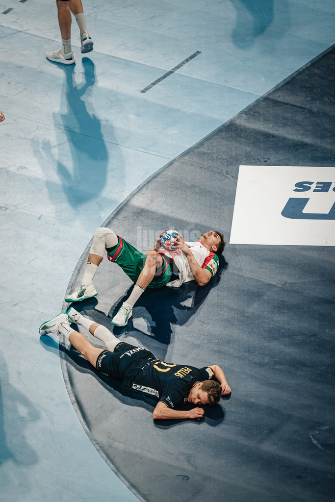 Handball | Herren | EHF EURO 2024 | European Championshop Men 2024 Final Tournament | Schweden vs. Portugal | 21.01.2024 | Francisco Costa (#26, Portugal, POR) und Lucas Pellas (#22, Schweden, SWE) liegen am Boden