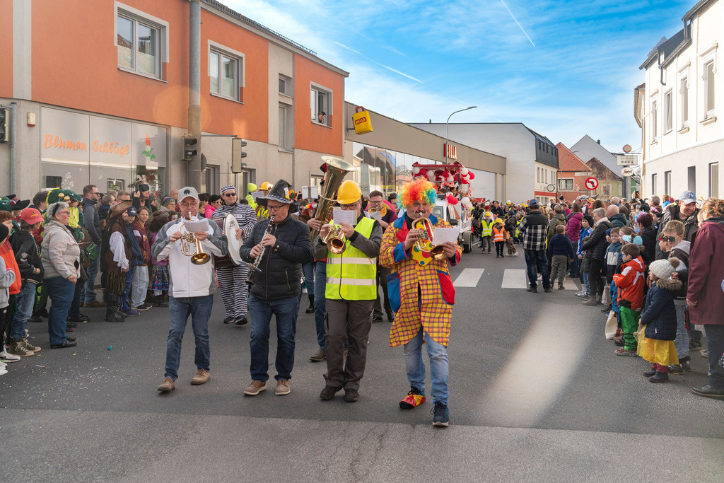 Umzug2025-088_8988 | Fotostrecke: FASCHINGSUMZUG 2025 in Loosdorf. 22 Masken(gruppen)-Teilnehmer: Loosdorfer Vereine, Wirtschaftstreibende, Gemeindeabordnungen sowie Kreditinstitute. rund 700 Besucher entlang der Hauptstrasse. Veranstaltungs-Sicherung durch Mannschaft der FF-Loosdorf mit schwerem Gerät. Maskenprämierung am EKZ-Platz durch Bgm. Thomas Vasku in den Kategorien: Bester Festwagen (Fa. gkonzept-Groissenberger; Beste Personengruppe-ASK-Loosdorf; Beste Einzelperson; Weiteste Anreise-FF Schollach;