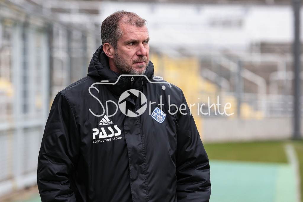 Türkgücü München - SV Viktoria Aschaffenburg | Aschaffenburg Trainer Jochen SEITZ in Aktion / Freisteller / Einzelfoto