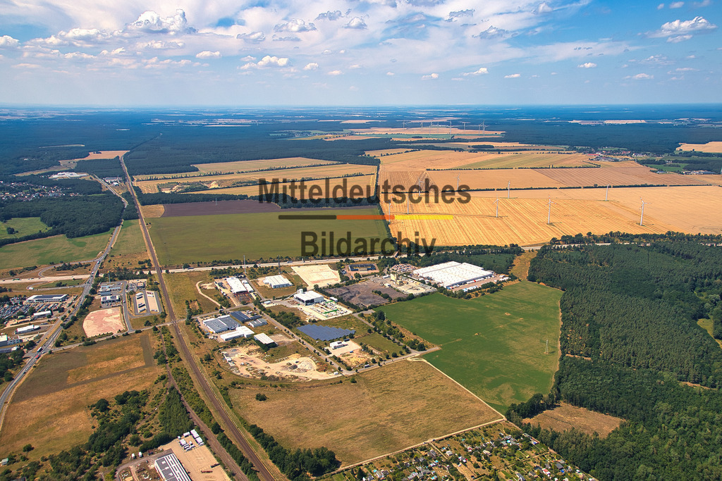 25_Coswig_2530 | Professionelle Luftaufnahme eines Industrie- oder Gewerbestandortes in Sachsen-Anhalt. Die Aufnahme entstand bei einem Fotoflug mit dem Tragschrauber oder der Drohne und dokumentiert Unternehmen, Gewerbeflächen und wirtschaftliche Infrastruktur aus der Vogelperspektive. Das Luftbild steht für redaktionelle und kommerzielle Nutzungen sowie als hochwertiger Wanddruck zur Verfügung. - Realisiert mit Pictrs.com