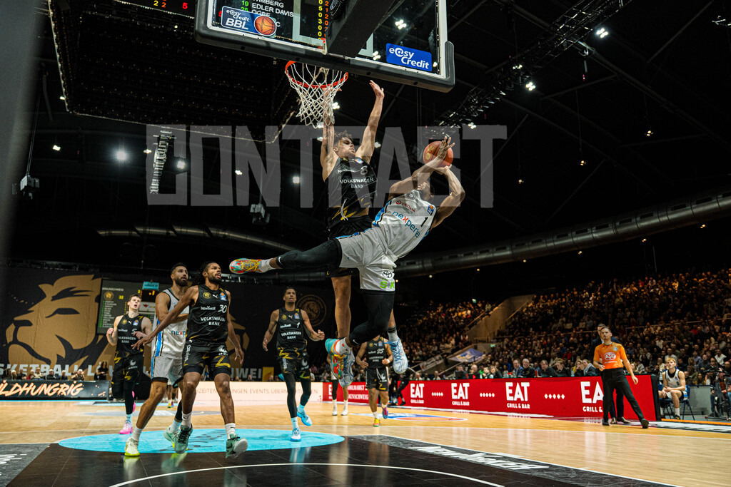 Basketball I Herren I Bundesliga I Saison 2025/2026 I 7. Spieltag I Basketball Löwen Braunschweig - Veolia Towers Hamburg | Carlos Stewart Jr. (1, Veolia Towers Hamburg) wird unter dem Korb von Joshua Obiesie (8, Basketball Löwen Braunschweig) abgewehrt - Realisiert mit Pictrs.com