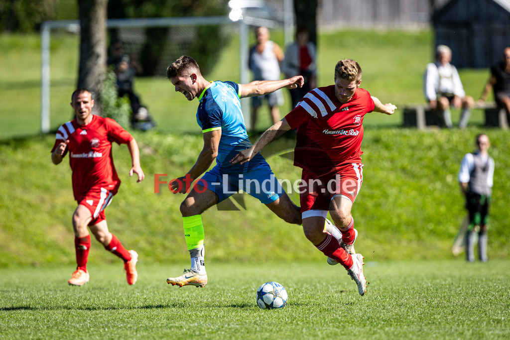SG Wielenbach/Pähl gegen TSV Erling-Andechs | Fußball Herren Kreisklasse Zugspitze Gruppe 3 2025/26 7. Spieltag, SG Wielenbach/Pähl gegen TSV Erling-Andechs, 20250831,Zweikampf, 2025-08-31 in Pähl (Sportplatz Pähl), Robin KERGL (SG Wielenbach/Pähl 11), Leo Franziskus METZ (TSV Erling/Andechs 8), Copyright: WolfgangxLindner www.foto-lindner.de